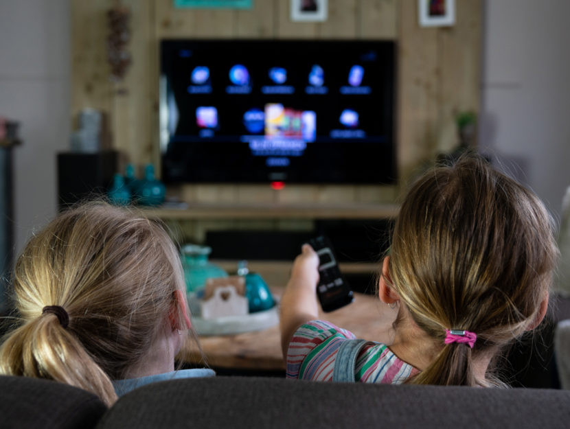 Bambine televisione casa