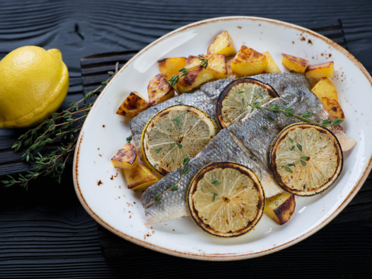 Branzino al forno con patate: il secondo di pesce facile e buonissimo