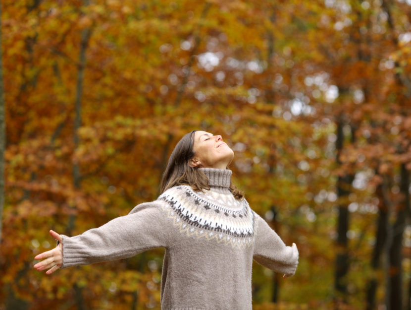 Donna autunno bosco