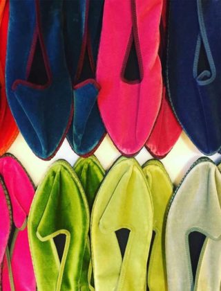 Sono di moda le friulane, pantofole di velluto semplici e chic