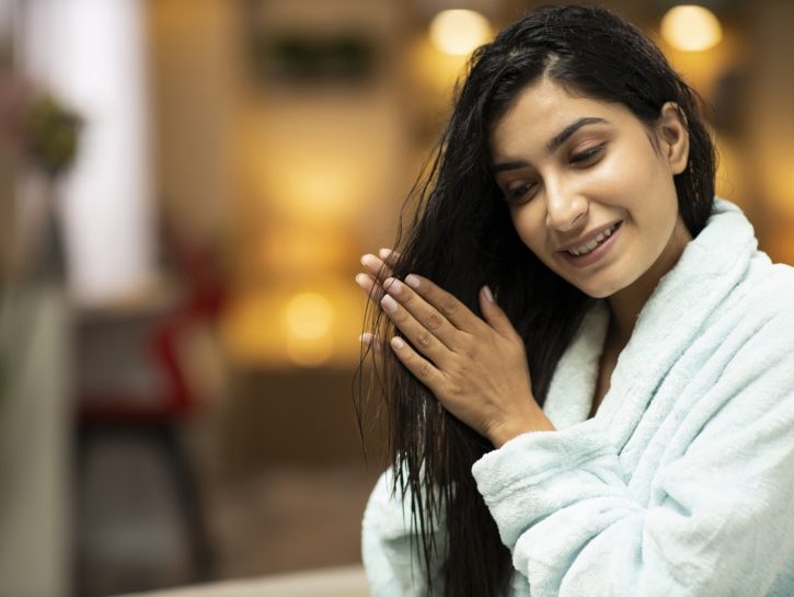 Forfora e capelli grigi: c'è un olio ayurvedico che può cambiare radicalmente le cose