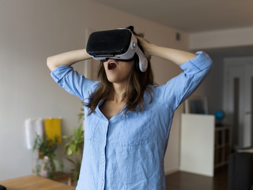 Realta virtuale visore casa donna