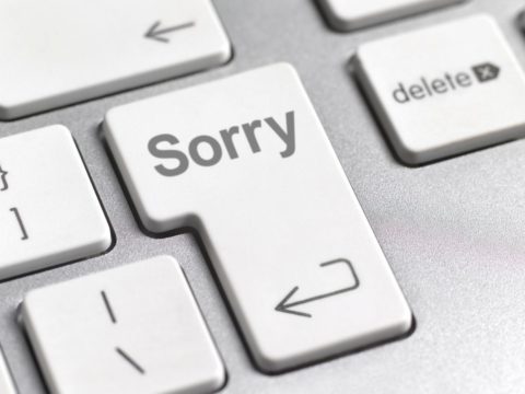 Perché scusarsi troppo è nocivo e come cambiare questa attitudine