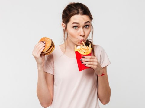 Perché il comfort food dà dipendenza e come riuscire ad allontanarsene