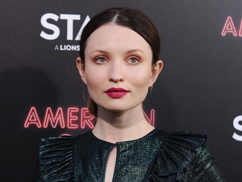 Emily Browning, che impersona Laura Moon