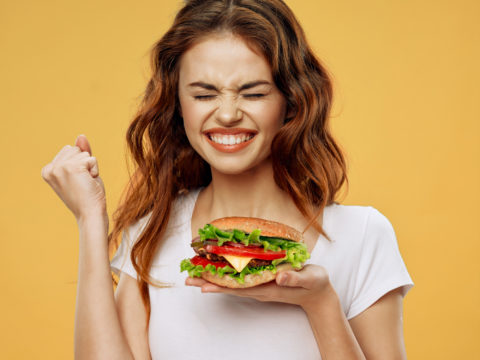 Mangiare velocemente accorcia la vita: ecco di cosa ha bisogno il nostro corpo