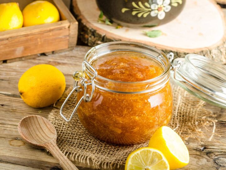 La marmellata di limoni con le scorze fatta in casa