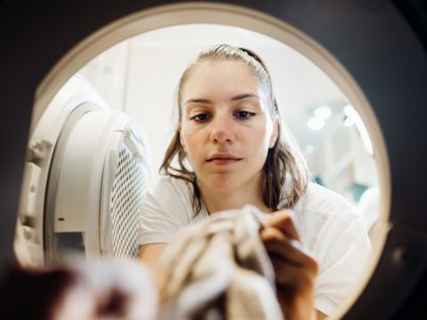 Muffa sui vestiti, niente paura: ecco i rimedi naturali per farli tornare come nuovi