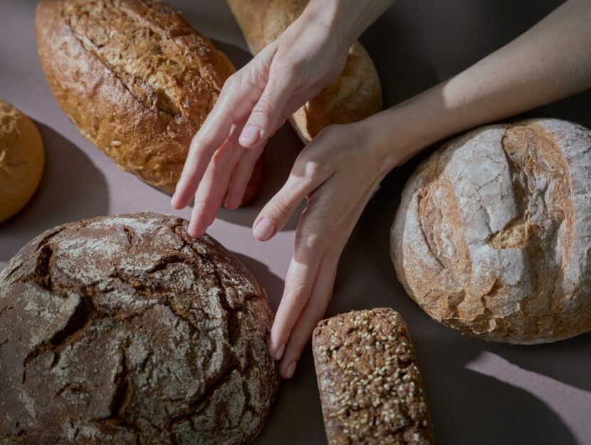 mani di donna con pane fatto in casa sul tavolo