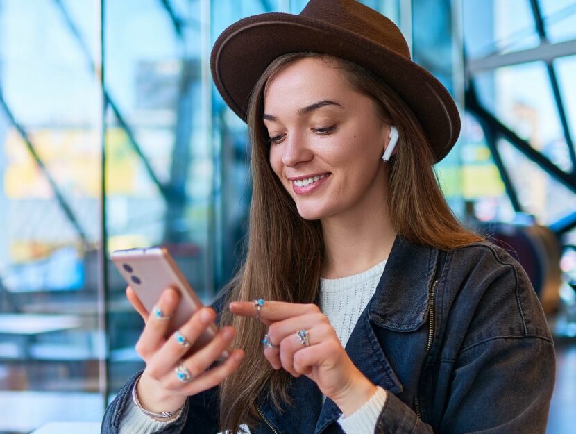 ragazza con cappello e smartphone