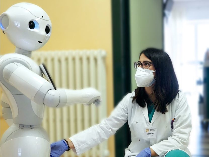 Il robot Pepper all’ospedale San Giovanni Rotondo “comunica” con un medico.