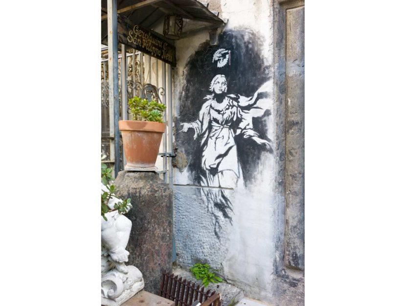 Napoli Banksy Madonna con la pistola
