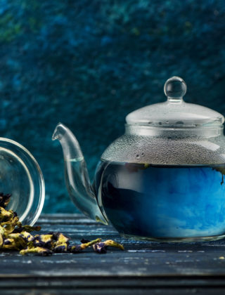 Va di moda il tè blu. Perché fa bene e come farlo