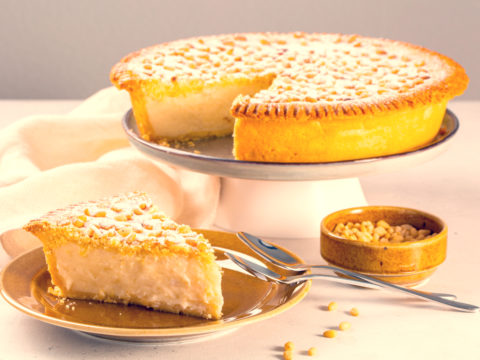 Torta della nonna con crema e pinoli