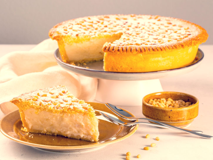 Torta della nonna con crema e pinoli