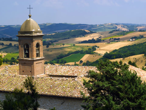 Tra i borghi delle Marche che guardano il mare