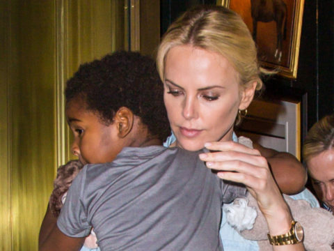 Charlize Theron: occorre uno stipendio per le mamme