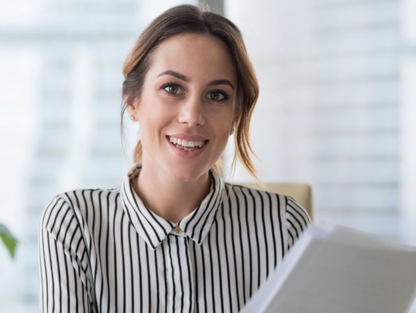 Donna al lavoro in ufficio