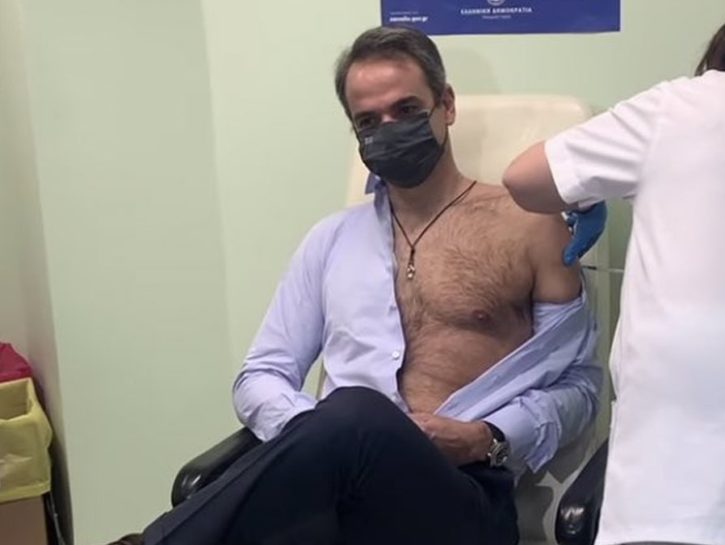 Se gli uomini politici fanno il vaccino a petto nudo