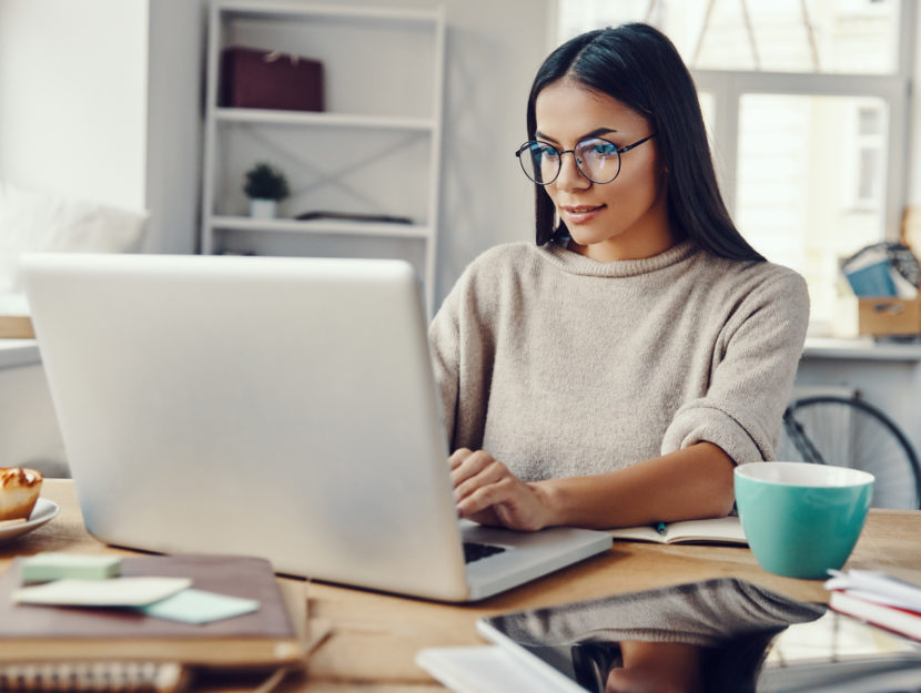 Ragazza computer cucina