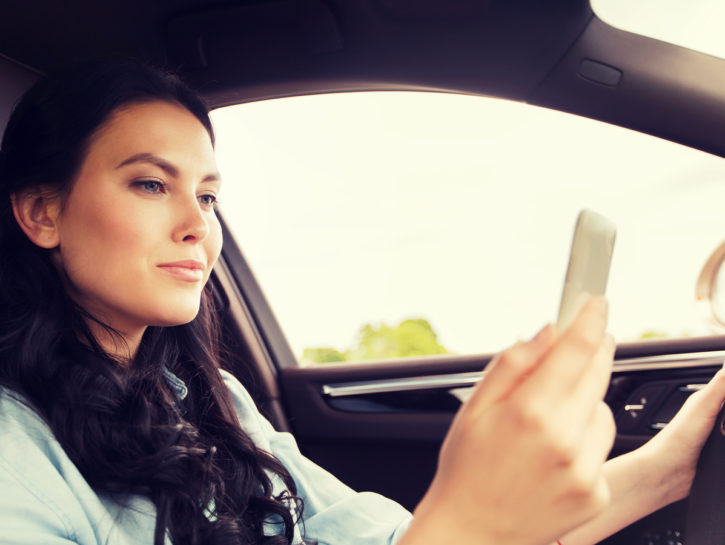 10 errori che fai con lo smartphone e ti fanno sembrare maleducata