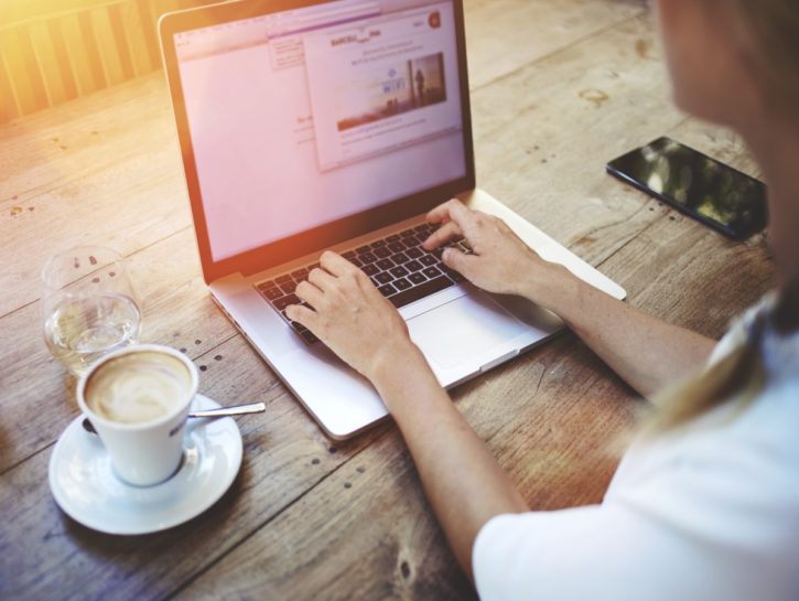 Bon-ton digitale: cos'è e perché ora è più importante che mai