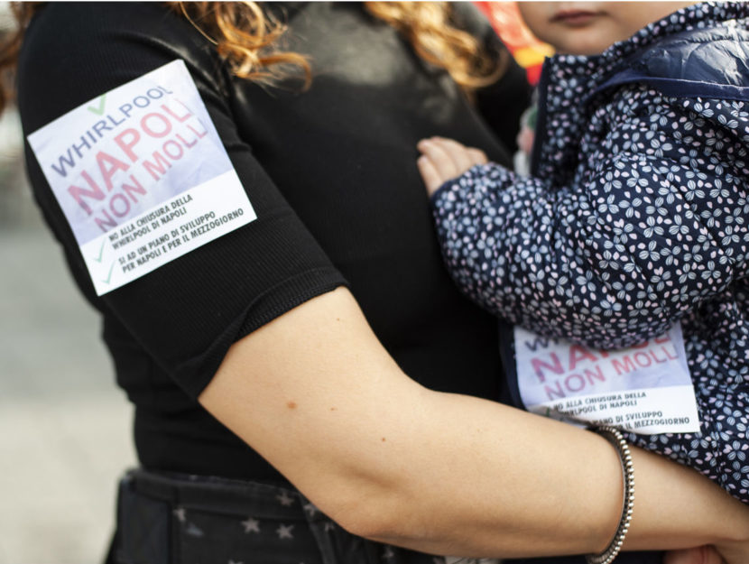 Donna proteste Whirlpool Napoli