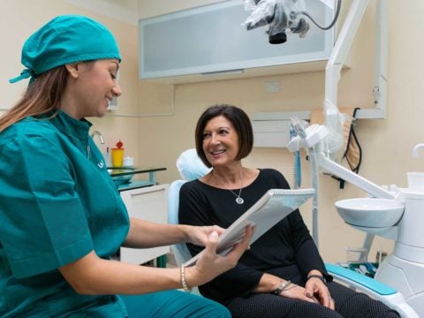 Parodontite: come curarla con un approccio non invasivo, tecnologico e all’avanguardia