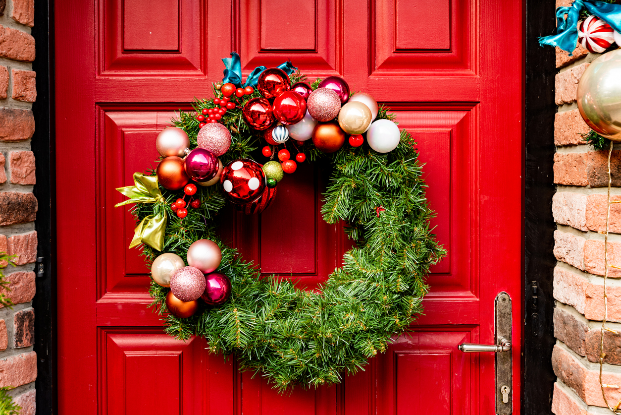 Galleria foto - Come addobbare la porta d'ingresso per Natale Foto 48   Portico natalizio, Ghirlanda natale fai da te, Decorazioni natalizie
