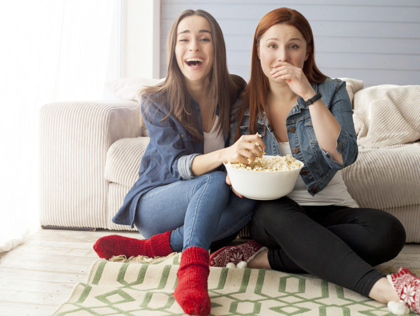 ragazze davanti alla televisione