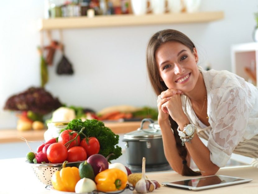 Donna cucina con frutta e verdura