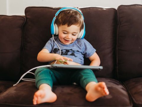 Bambini e hi-tech: dai 6 mesi ai 3 anni