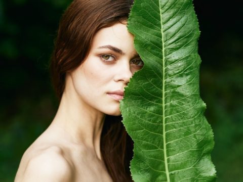 Rewilding, la tendenza beauty che riaccende la naturale bellezza della pelle