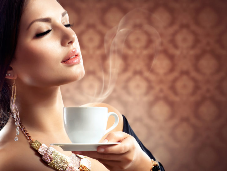 Galateo del caffè: il bon ton dalla tazzina al bicchiere d'acqua