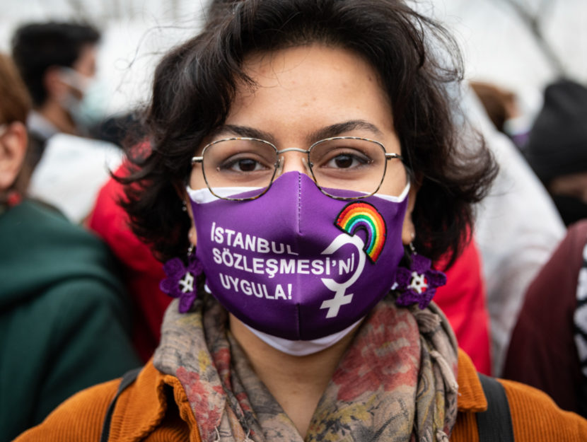 Una donna a Istanbul durante le proteste contro la decisione del presidente Erdogan di ritirare il P