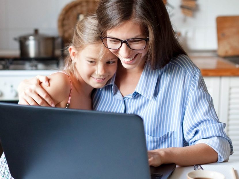 Mamma al lavoro con bambina