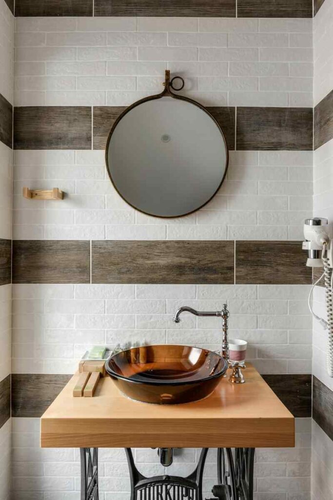 Bagno stile vintage con rubinetti e specchio appeso