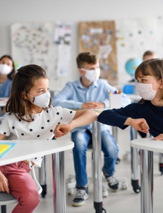 Mascherine ai bambini: potrebbero non essere più obbligatorie?
