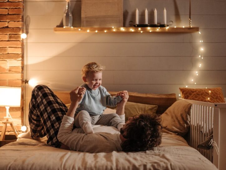 Come decorare la camera da letto con le lucine