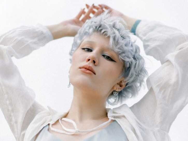 Capelli colorati: come abbinare il trucco