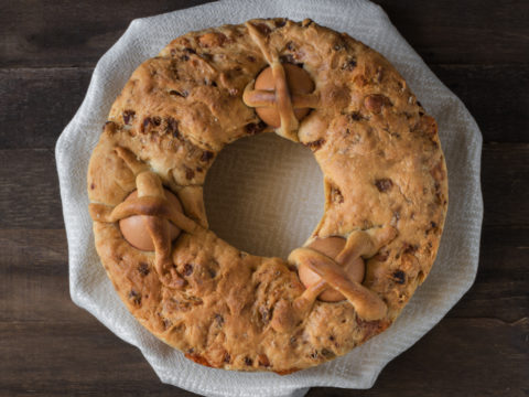 Casatiello con uova e formaggi