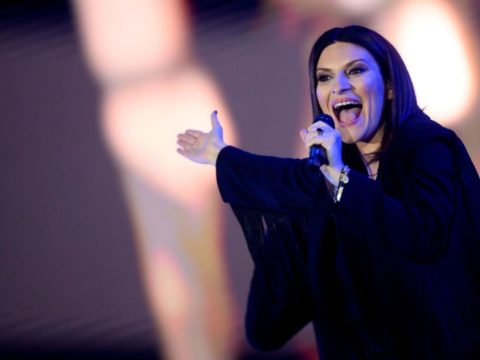Laura Pausini, vittoria ai Golden Globe: la canzone premiata e gli omaggi dei vip