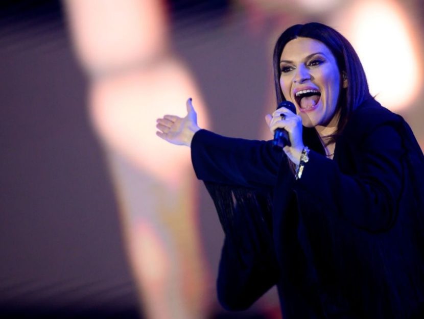 Laura Pausini canta