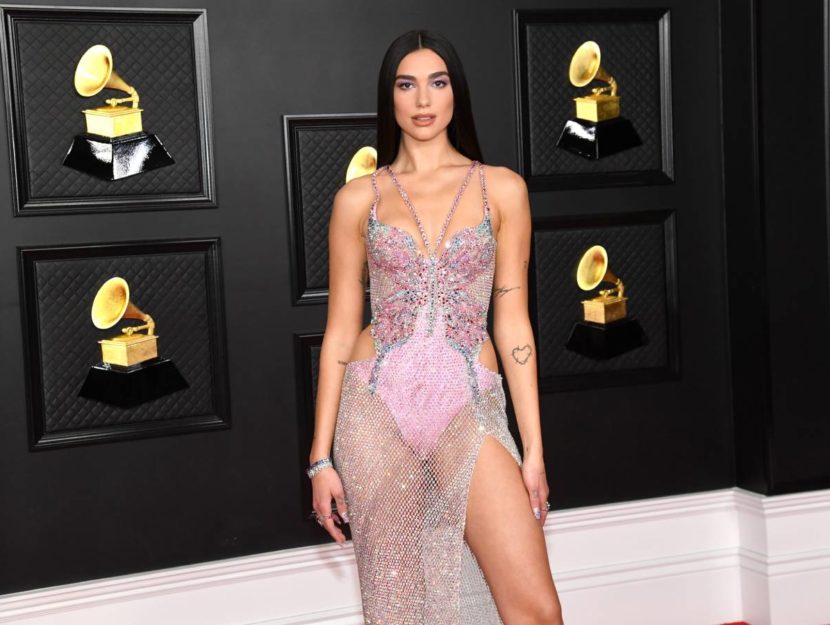 La popstar Dua Lipa nel suo outfit firmato Versace