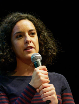 Chi è Manon Aubry, l'eurodeputata contro le case farmaceutiche