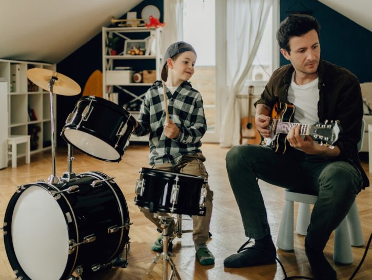 Festa del Papà, 15 canzoni da dedicargli per emozionarlo