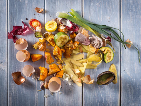 7 modi smart di riutilizzare scarti di cibo che non si possono più mangiare