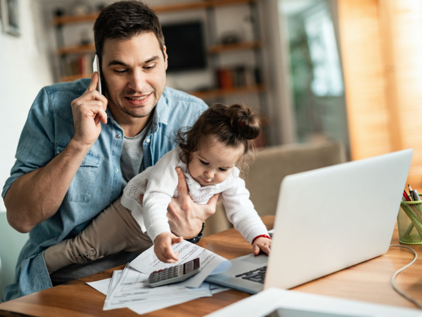 Papà smart working bambina