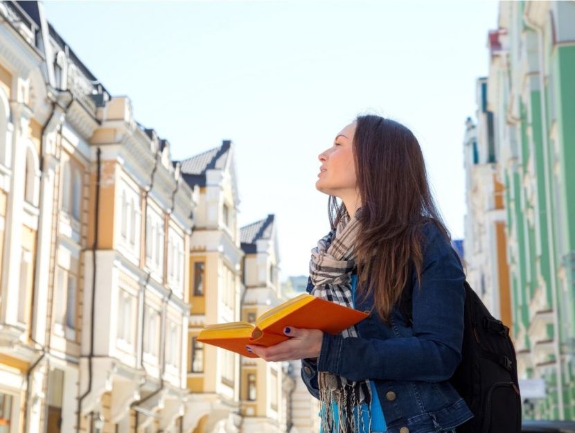 tandem, imparare le lingue, viaggiare, ragazza con libro