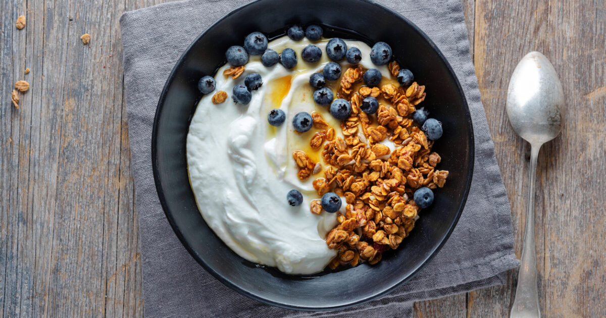 8 Benefici dello yogurt greco, il cremoso bianco dalle tante proprietà -  Donna Moderna